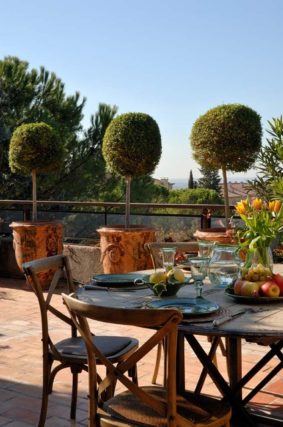 paysagiste, coin repas sur terrasse, ambiance jardin, buis en pot